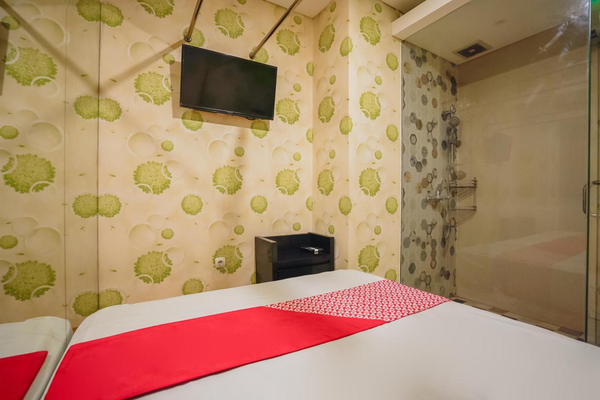 Super Oyo Capital O 92633 Spring Hotel Gubeng Сурабая Экстерьер фото