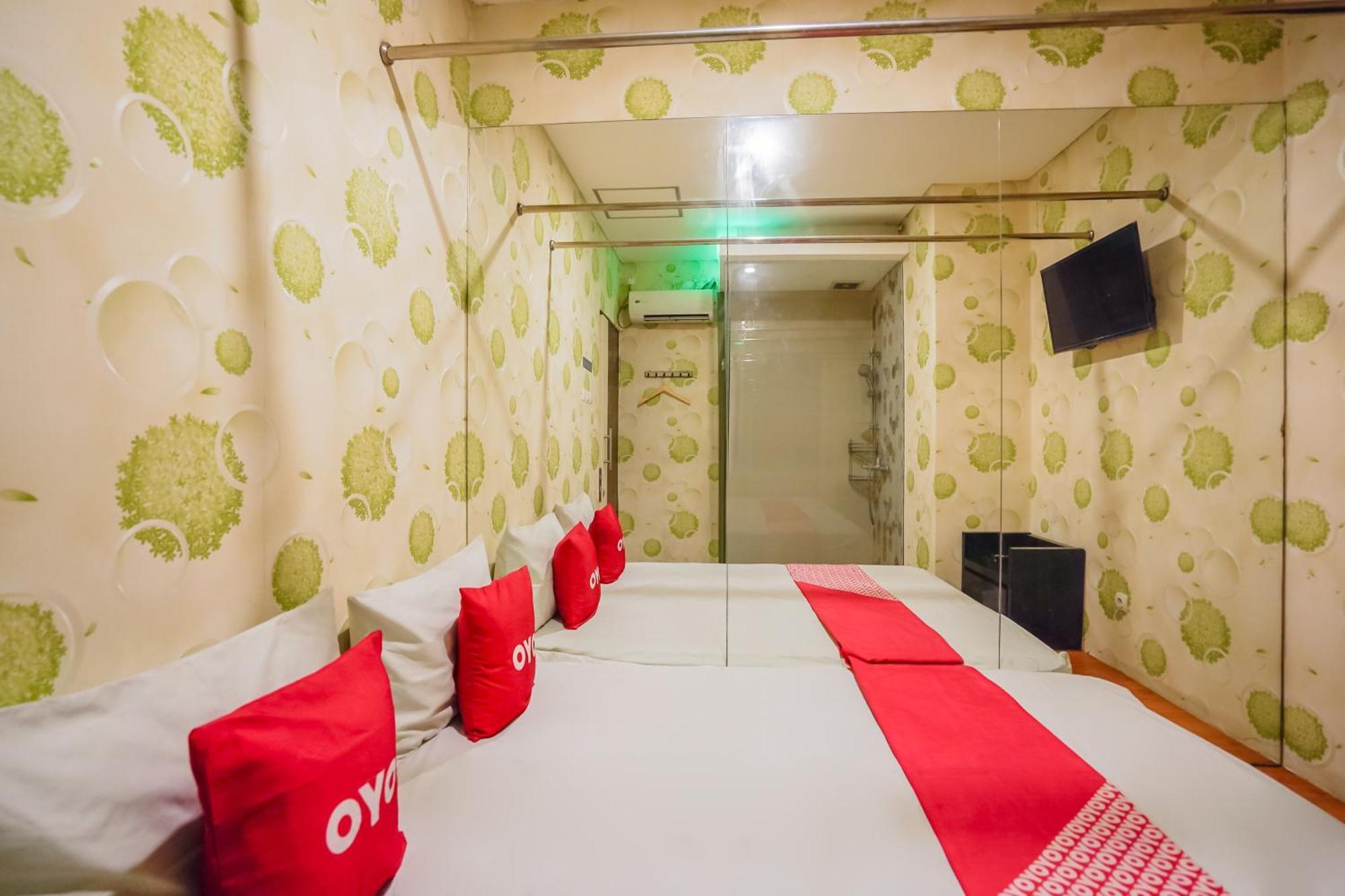 Super Oyo Capital O 92633 Spring Hotel Gubeng Сурабая Экстерьер фото