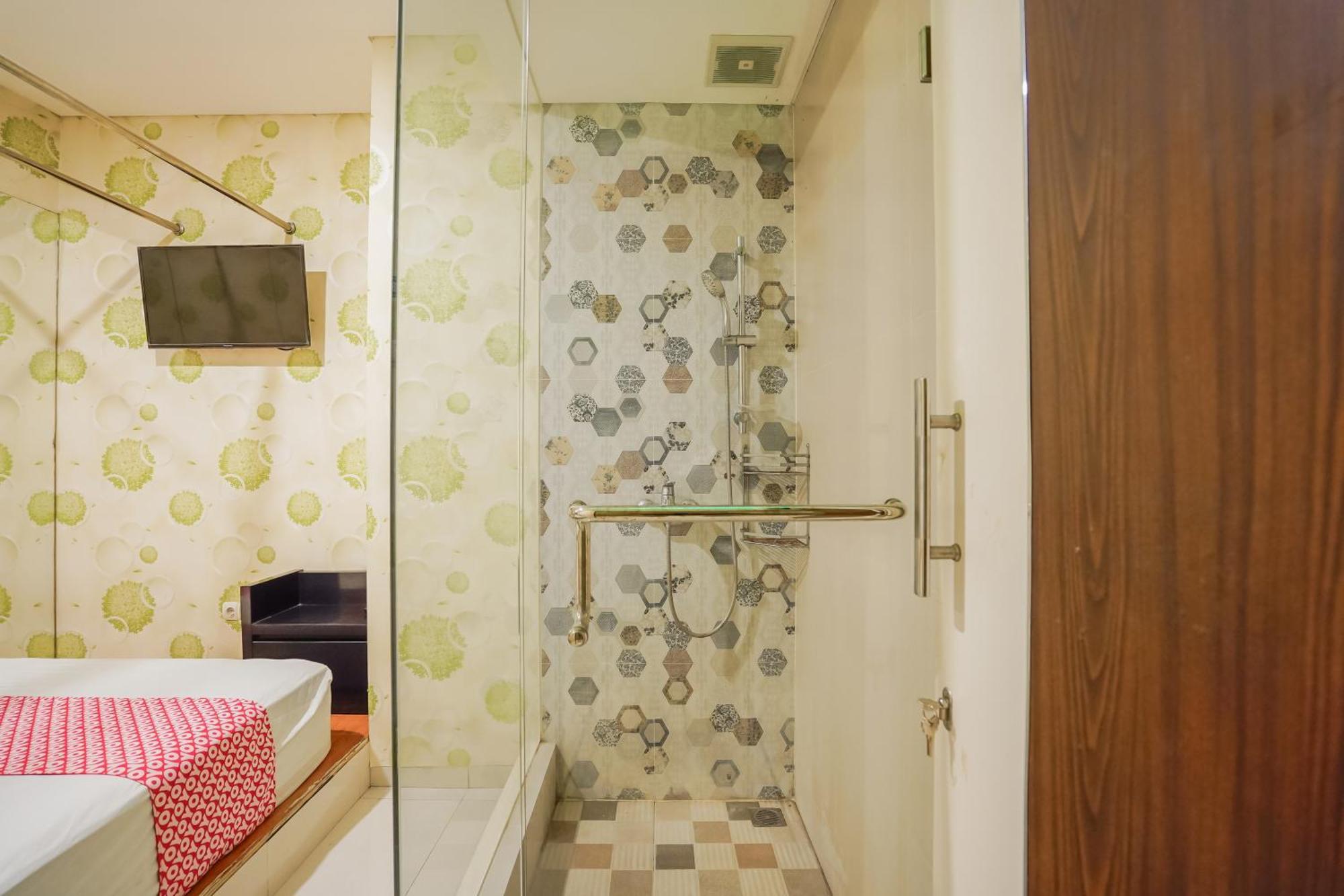 Super Oyo Capital O 92633 Spring Hotel Gubeng Сурабая Экстерьер фото
